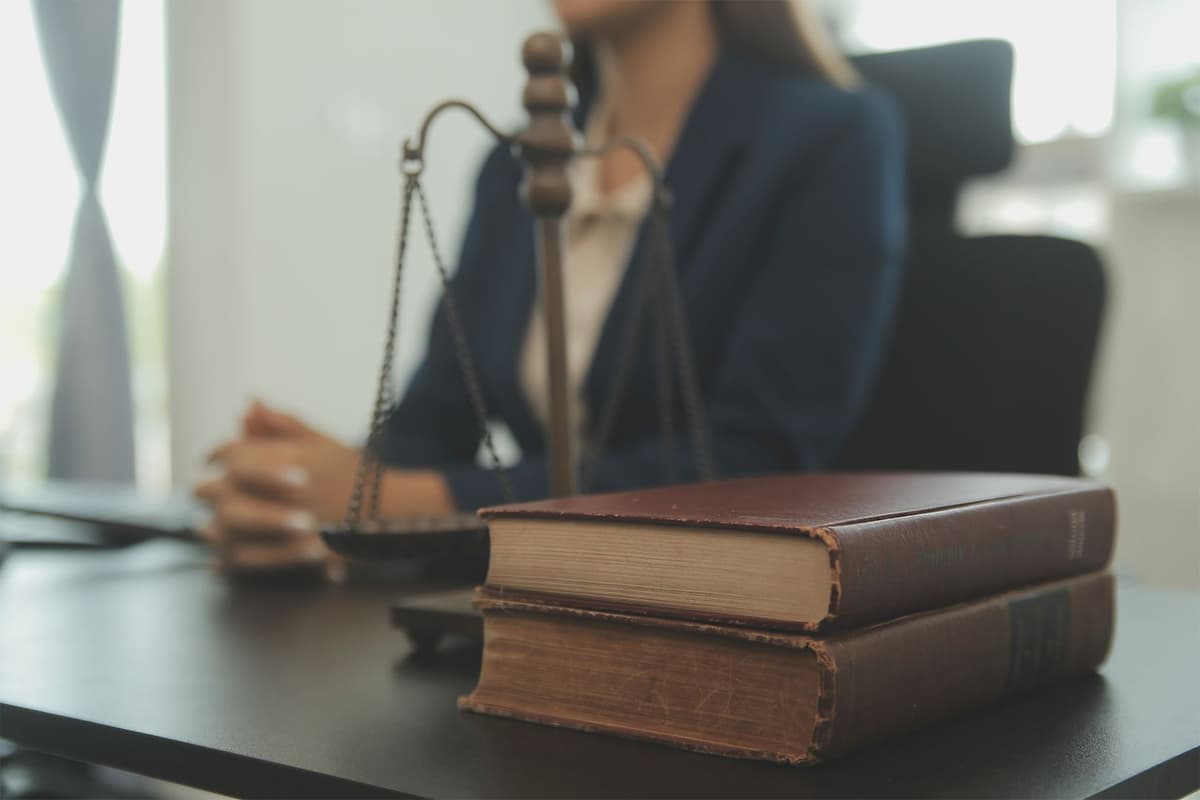 Despacho de abogados — libros jurídicos y balanza de justicia